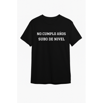Camiseta Negra Personalizada "Yo no cumplo años, subo de...