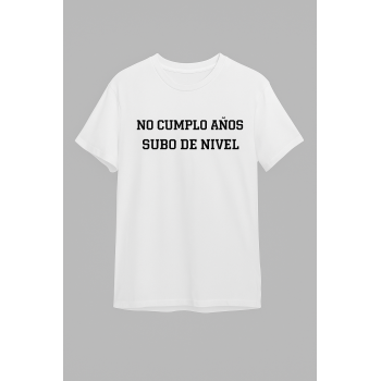 Camiseta Blanca Personalizada "Yo no cumplo años, subo de...